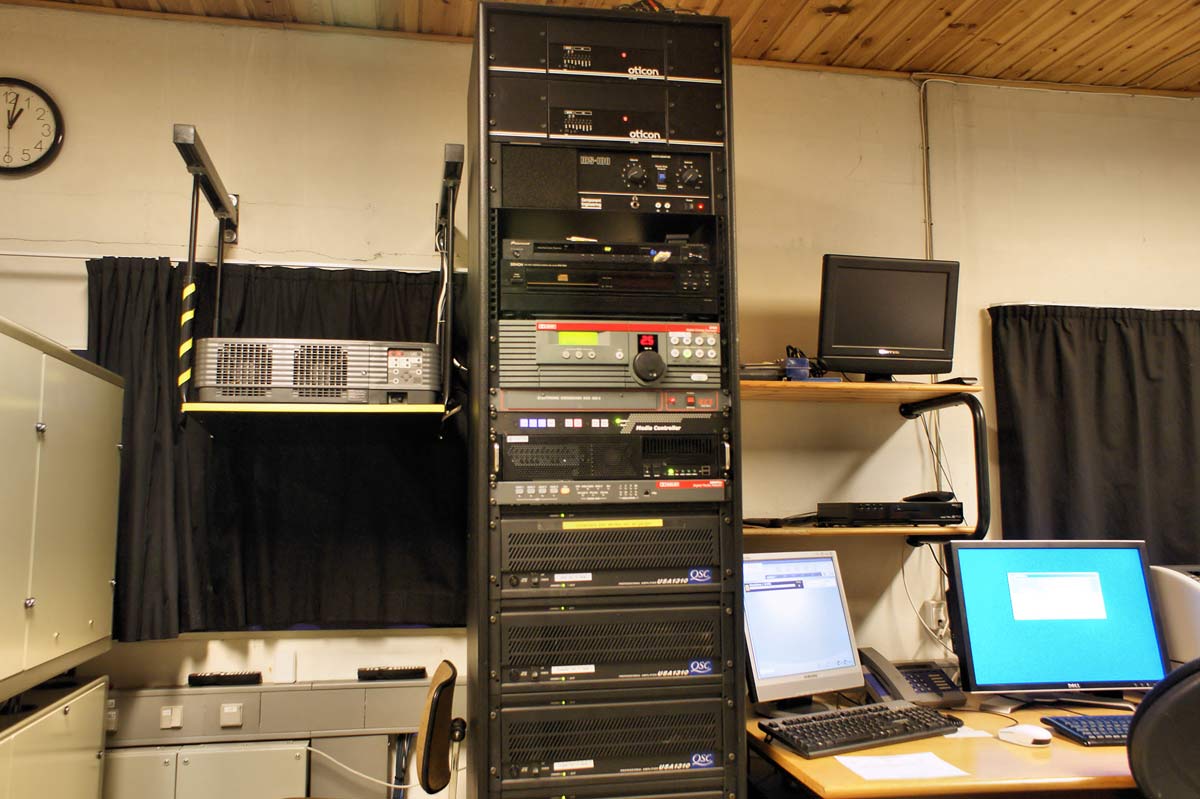 Hver sal styres fra et mandshøjt elektronik-rack. Der indgår bl.a. seks forstærkere med en samlet effekt på knap 8 kilowatt. 