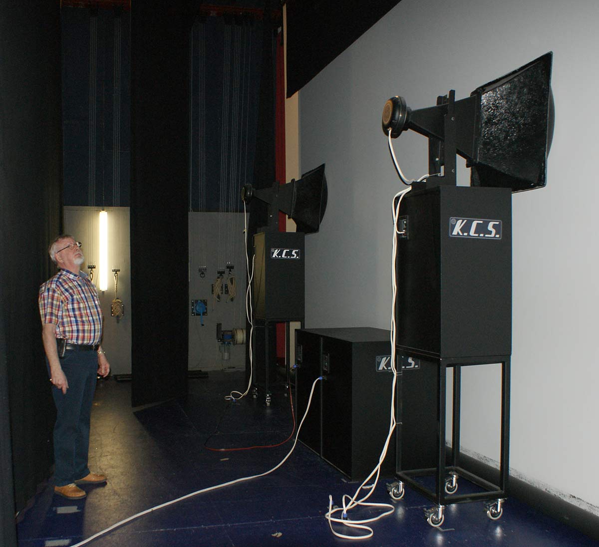 Steen Rasmussen viser to af de tre frontkanaler frem. Biograflærredet er akustisk transparent, så de enorme højttalere kan placeres korrekt i forhold til billedet. 