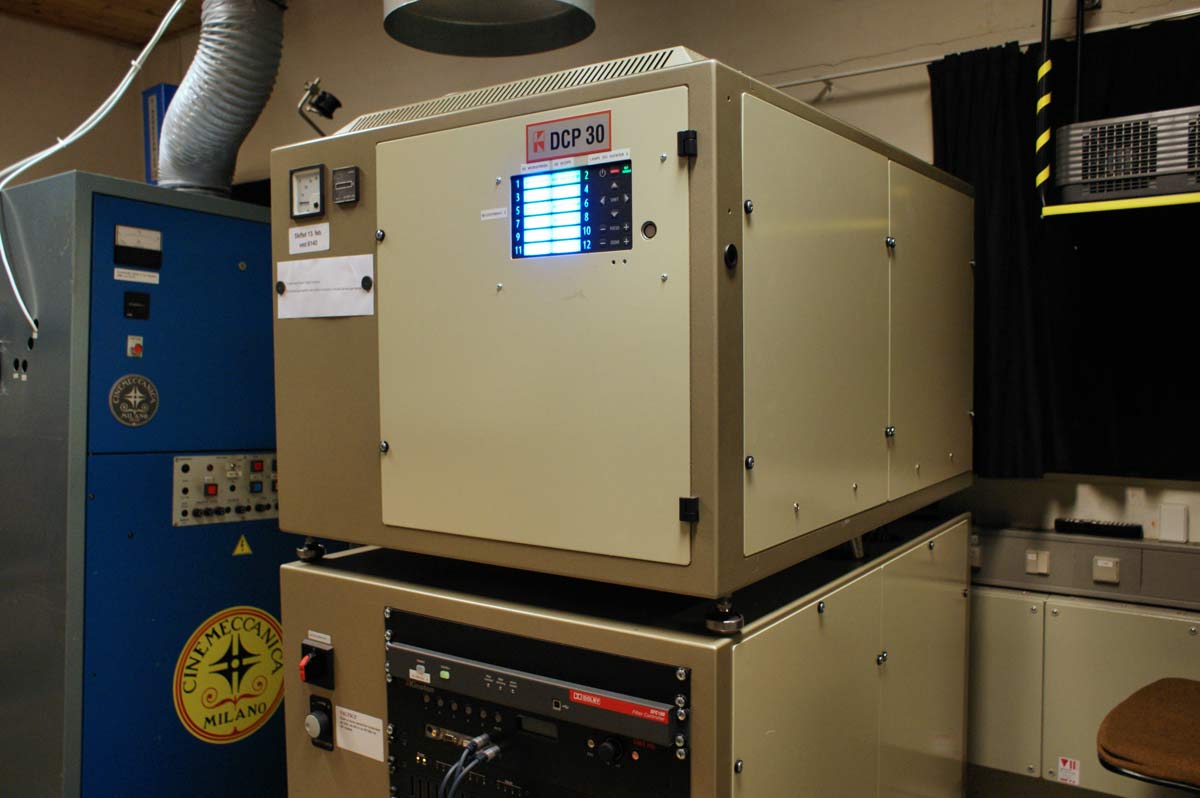 De digitale 3D-projektorer fylder hver som to stablede kummefrysere og koster en halv million stykket. 