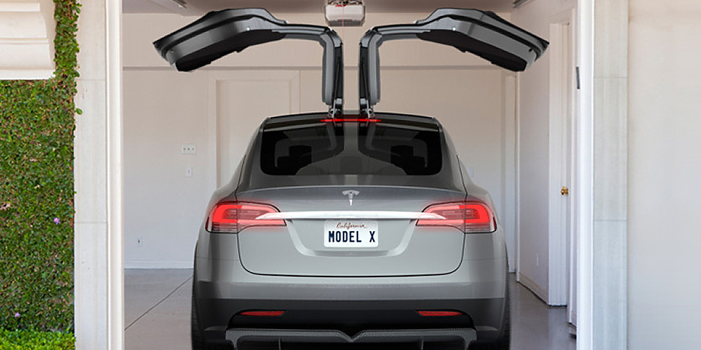 Teslas firehjulstrækker får mågevinge-døre
