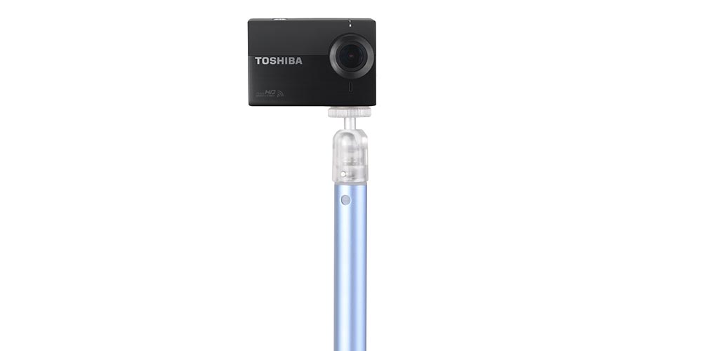 Toshibas actionkamera får selfie-stang