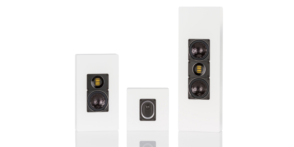 Elac med ryggen mod muren