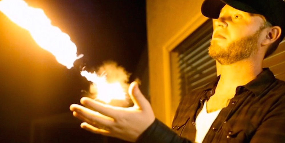 Skyd med ildkugler fra håndleddet