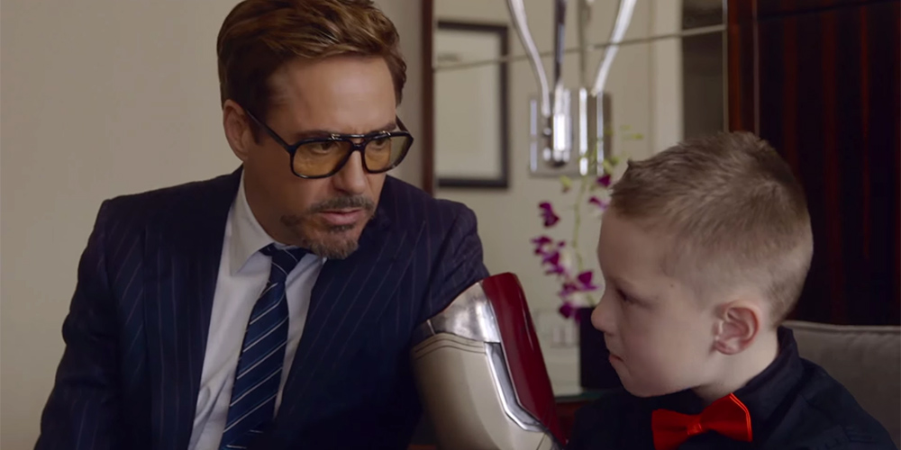 Dreng får bionisk arm af selveste ”Iron Man”