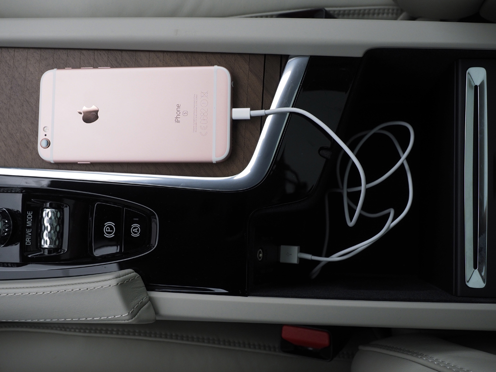 CarPlay fungerer kun med iPhone 5 og opad.