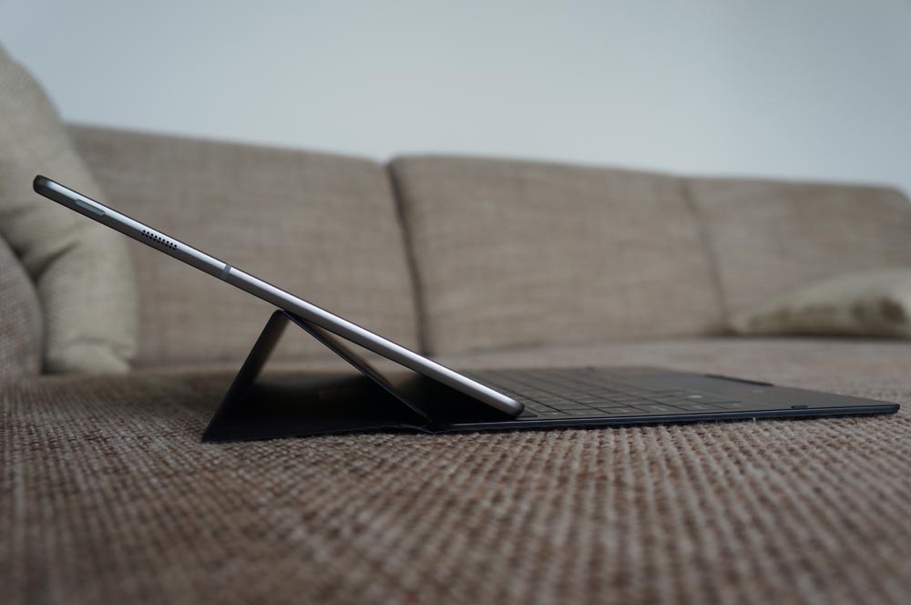 Samsung Galaxy TabPro S 3 Når TabPro S er placeret i denne vinkel, er der nærmest ingen grund til at bruge tastaturet, hvilket gør det lidt meningsløst, at det er den ene af kun to mulige positioner.