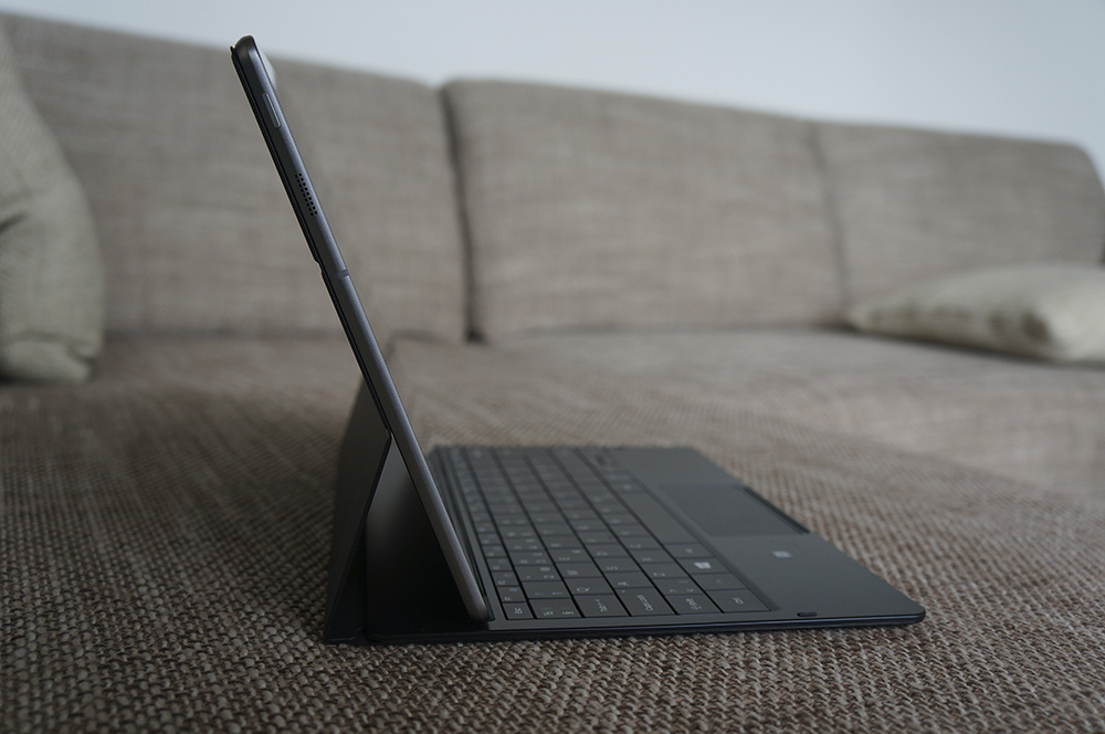 Samsung Galaxy TabPro S 4 Denne vinkel er til gengæld for skarp, medmindre man sidder med en vis afstand til tastaturet. Foto Peter Gotschalk