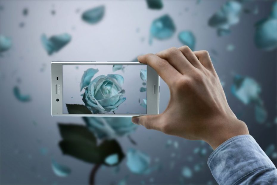 10 Xperia XZ Premium CameraInHand 14824