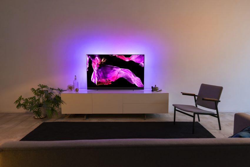 OLED 903 Lifestyle 4 48514