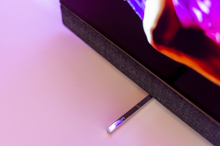 OLED 903 Lifestyle 5 48515