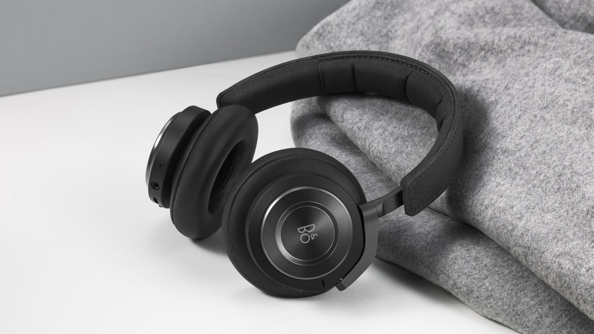 Beoplay h9 lifestyle