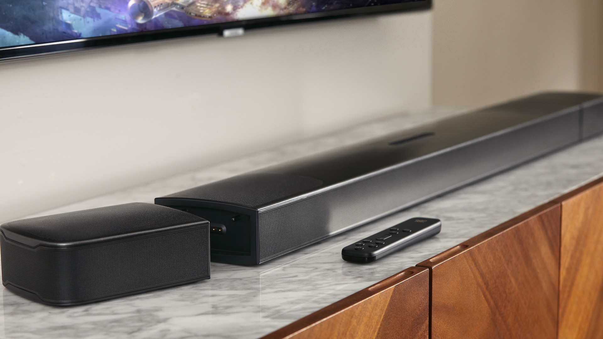 JBL’s første soundbar med Dolby Atmos