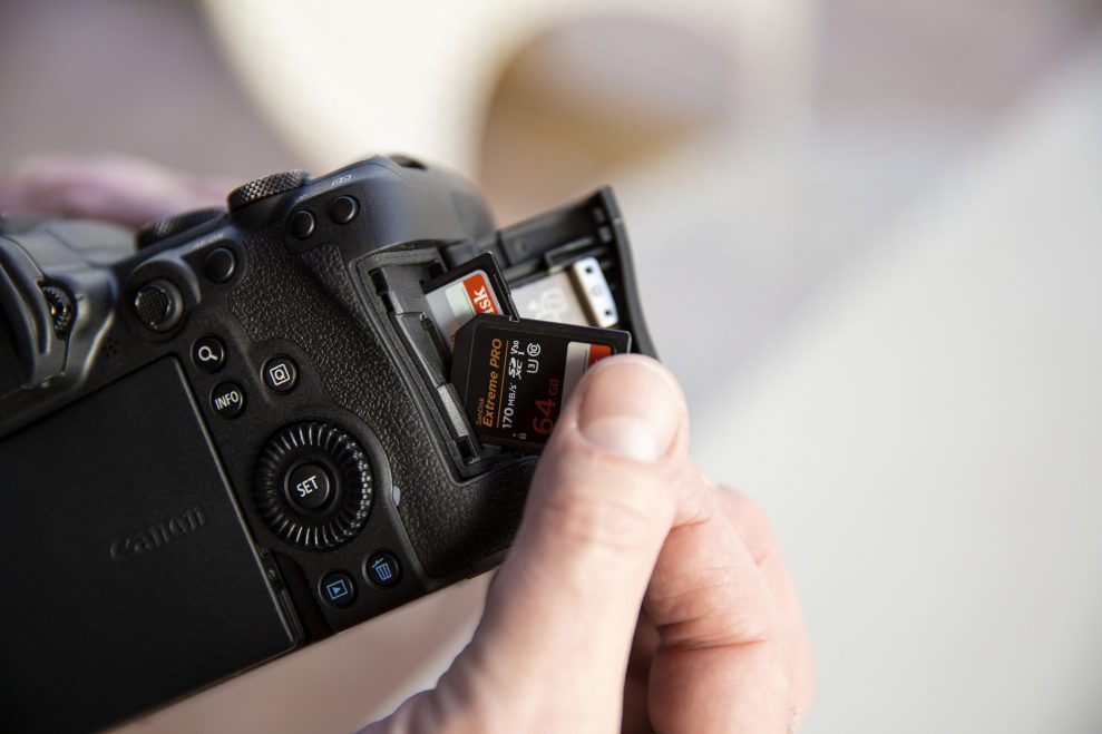 20 Mp, 20 fps, 4K50 og indbygget stabilisator 3 EOS R6 Lifestyle 002 scaled 4