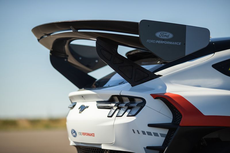 Ford fremviser vild og vanvittig Mustang Mach-E med 1400 elektriske hestekræfter 2 Mach E 1400 wing 3