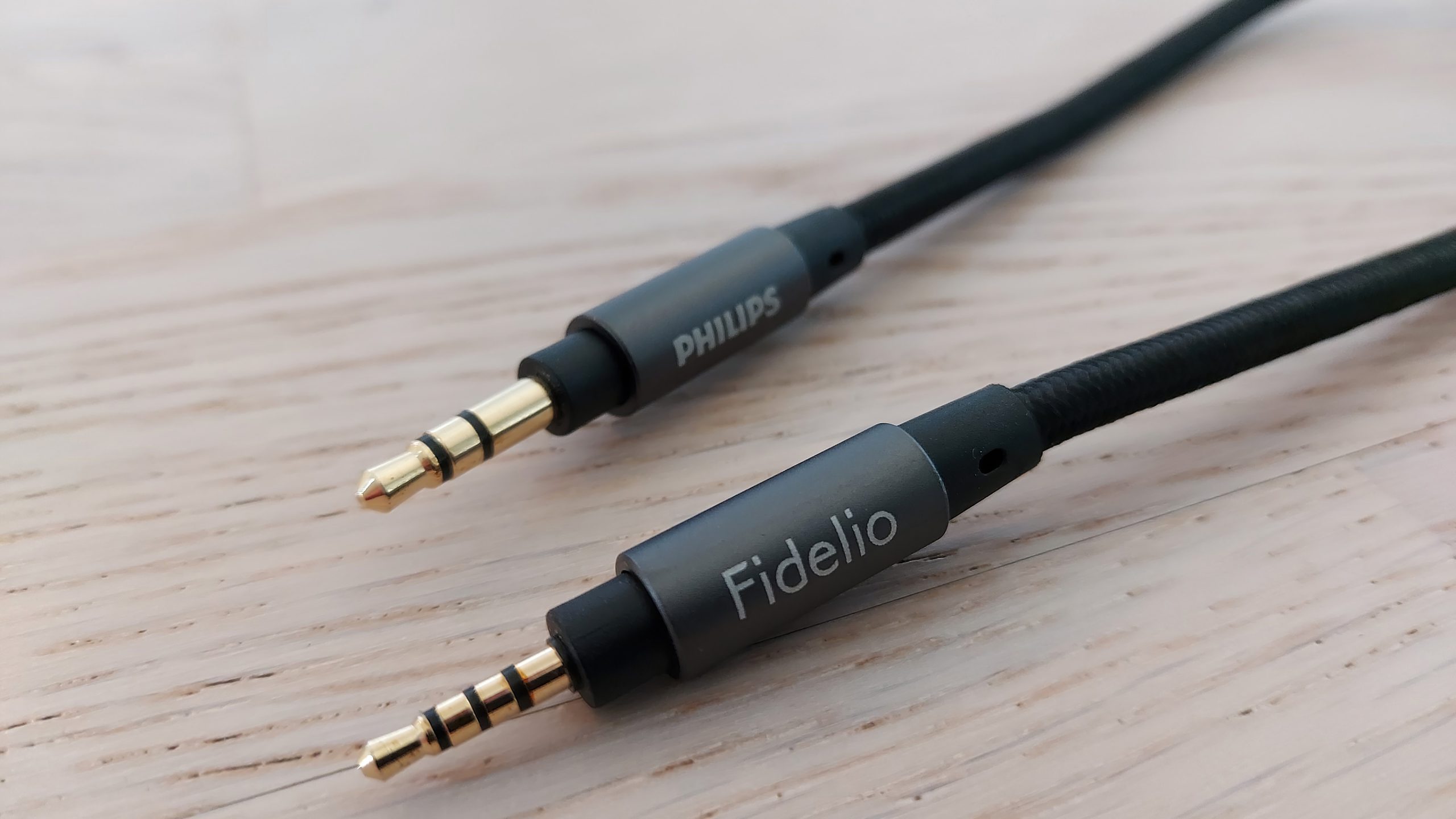 Philips Fidelio X3 cables