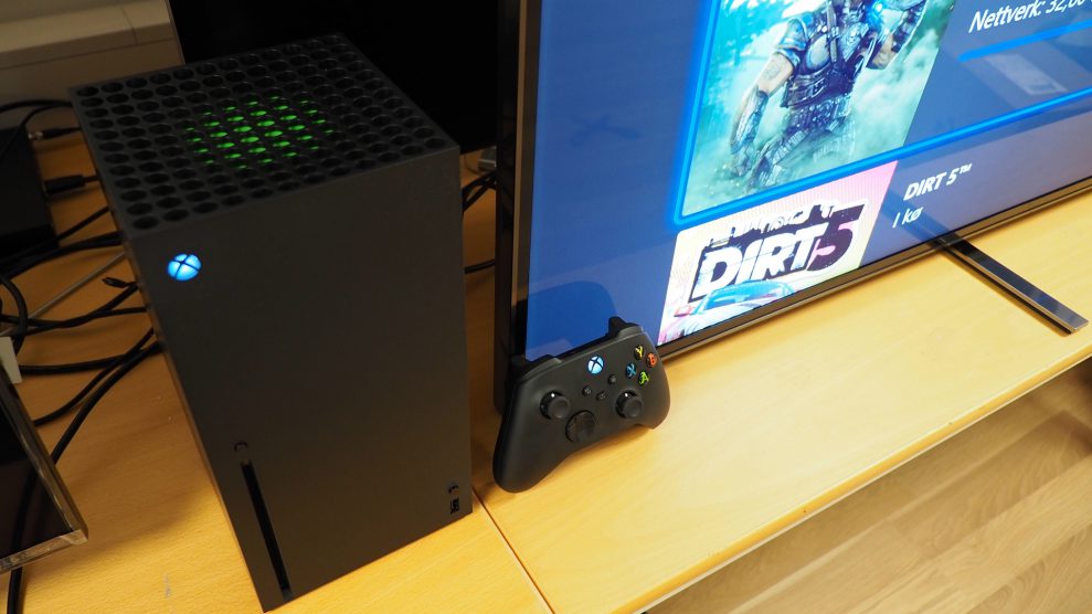 Xbox Series X 1 Xbox Series X with controller