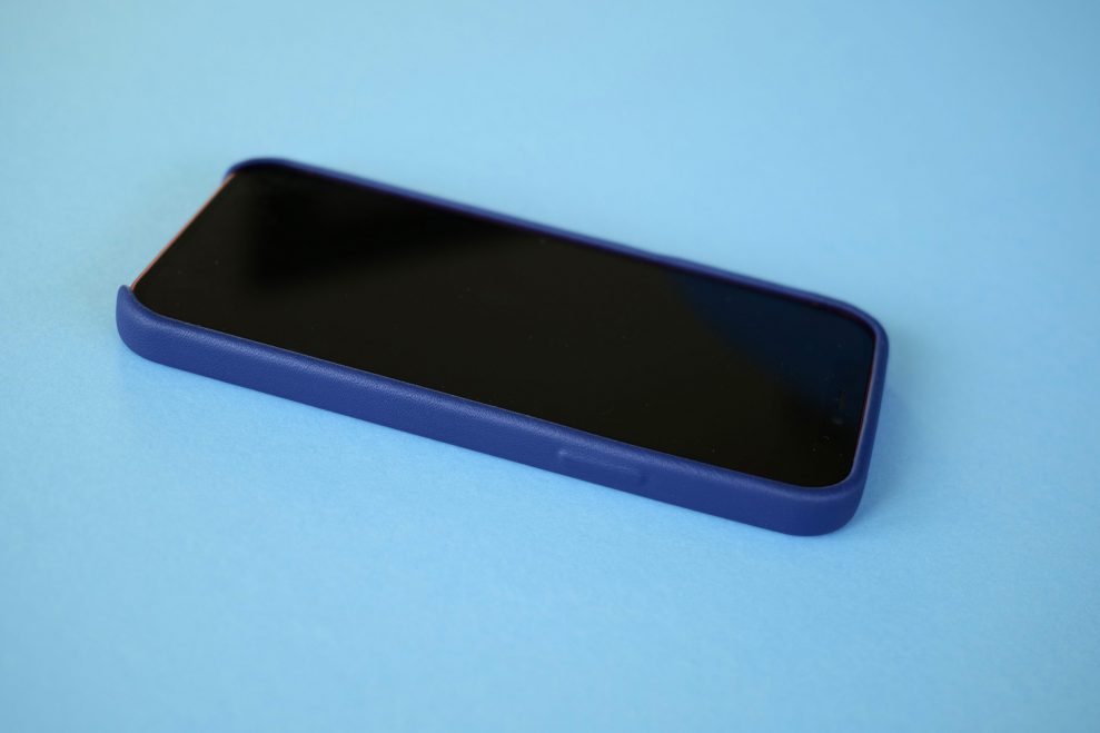 iPhone 12 Mujjo scaled 1