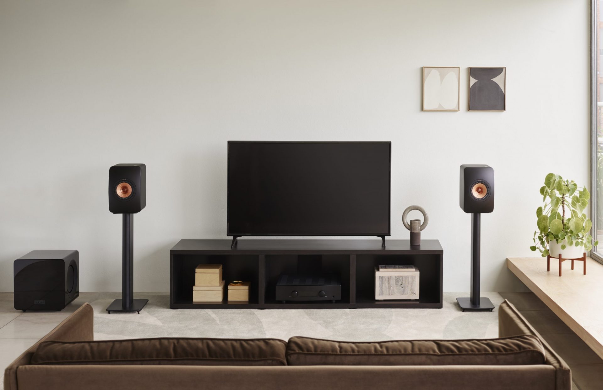 20 KEF LS50Meta CarbonBlack S2 KF92 LivingRoom scaled 1