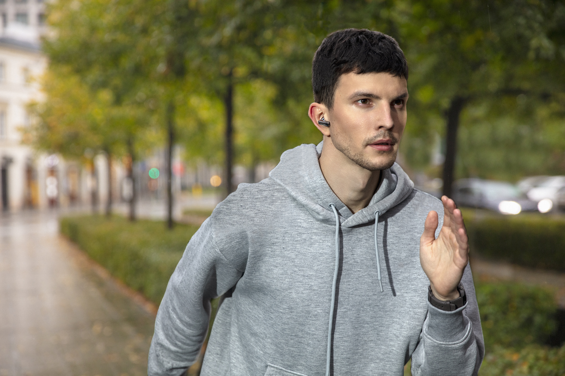 Huawei FreeBuds Pro – Huaweis nye hørepropper flytter grænser 1 Etuiet kan oplades både med en traditionel oplader og med ledningsfri opladning. Og også her stikker Huawei FreeBuds Pro af fra konkurrenterne. På bare ti minutter i opladeren – med stikket i kontakten – er etuiet oppe på 30 procent, mens den ledningsfri opladning leverer 18 procent på de samme ti minutter.