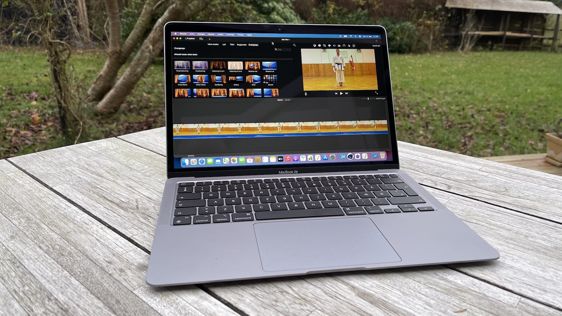 Macbook Air M1 : MacBook Air (M1, 2020) Review - EsquireDaily : Its anodized aluminum body comes