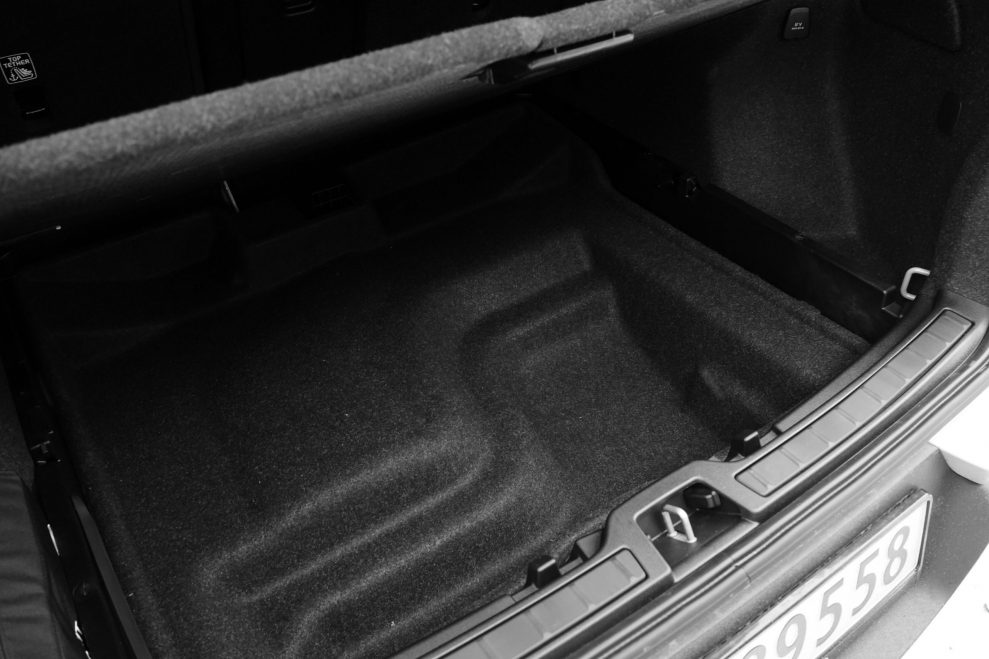 Volvo XC40 P8 Recharge bagasje under