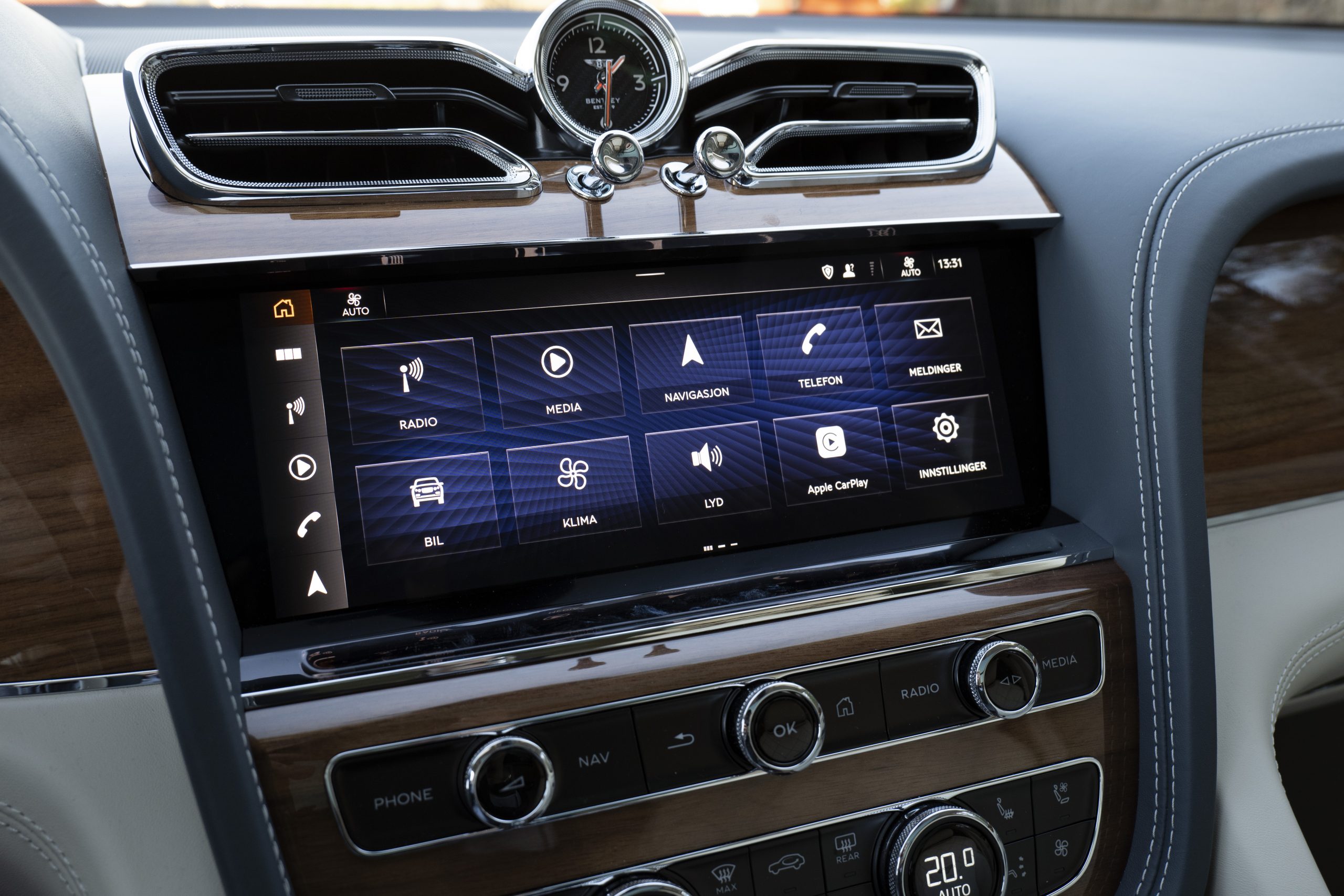 Bentley Bentayga V8 med Naim for Bentley 8 Bentley Bentayga apps scaled 1