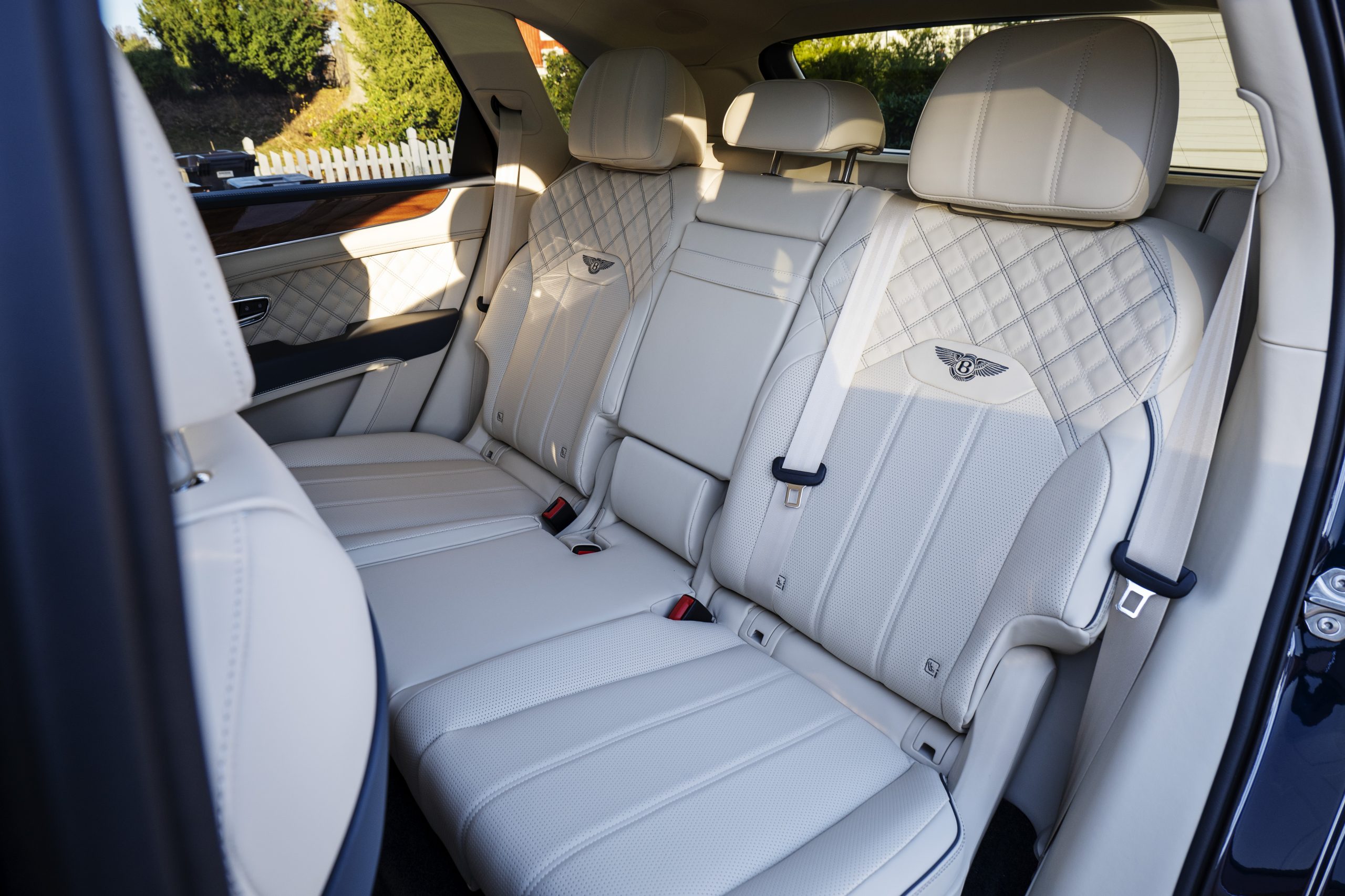 Bentley Bentayga V8 med Naim for Bentley 3 Bentley Bentayga rear seats scaled 1