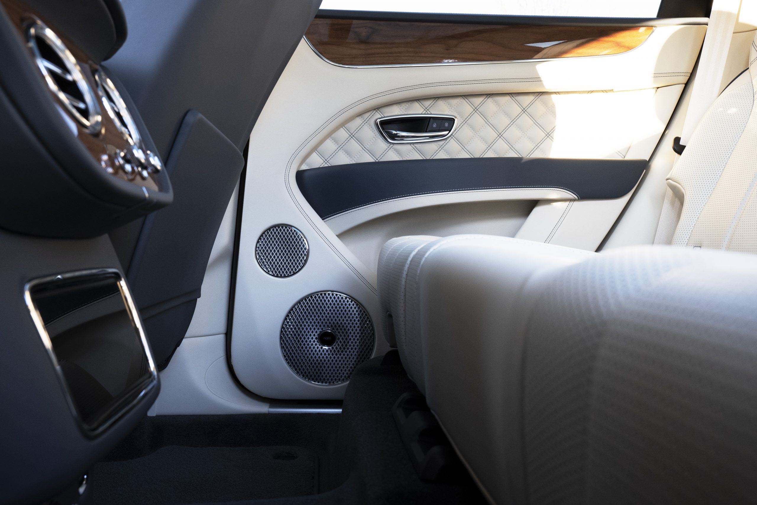 Bentley Bentayga V8 med Naim for Bentley 4 Bentley Bentayga speakers rear scaled 1