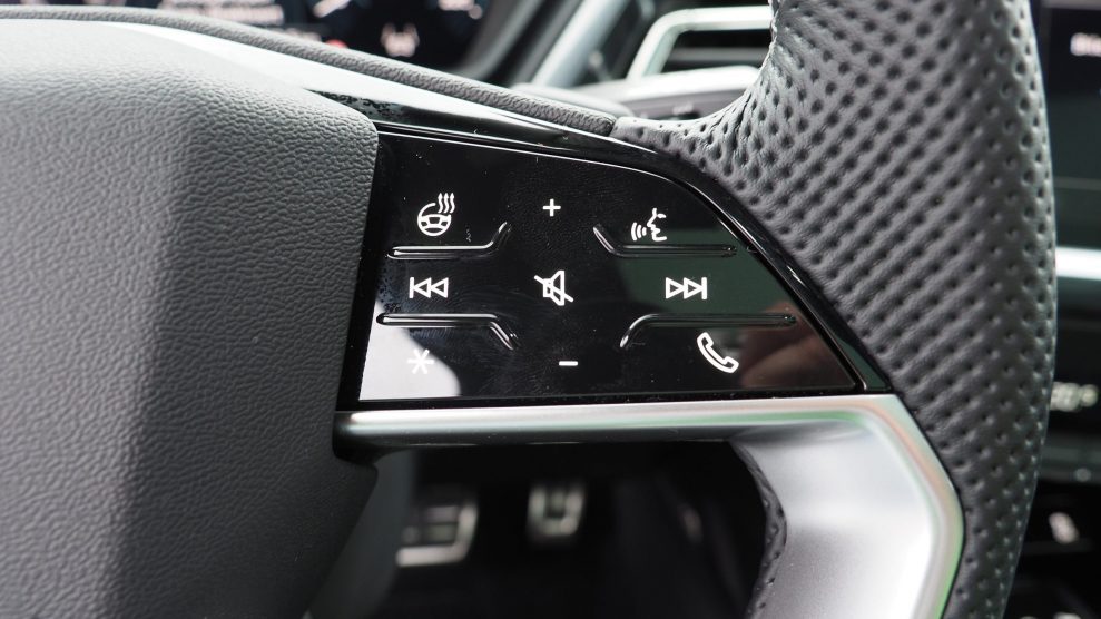 Q4 e tron steering wheel controls scaled 1