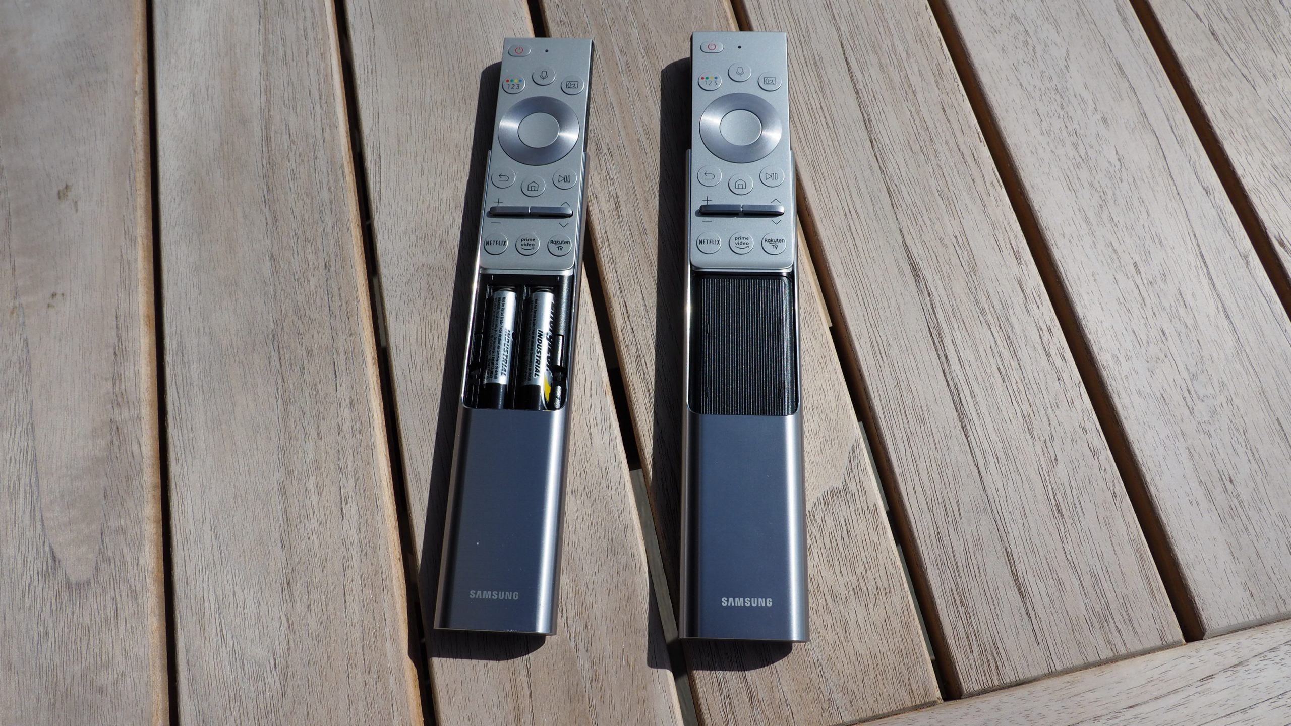 Samsung The Terrace (QE55LST7T) 1 Samsung Terrace waterproof remote scaled