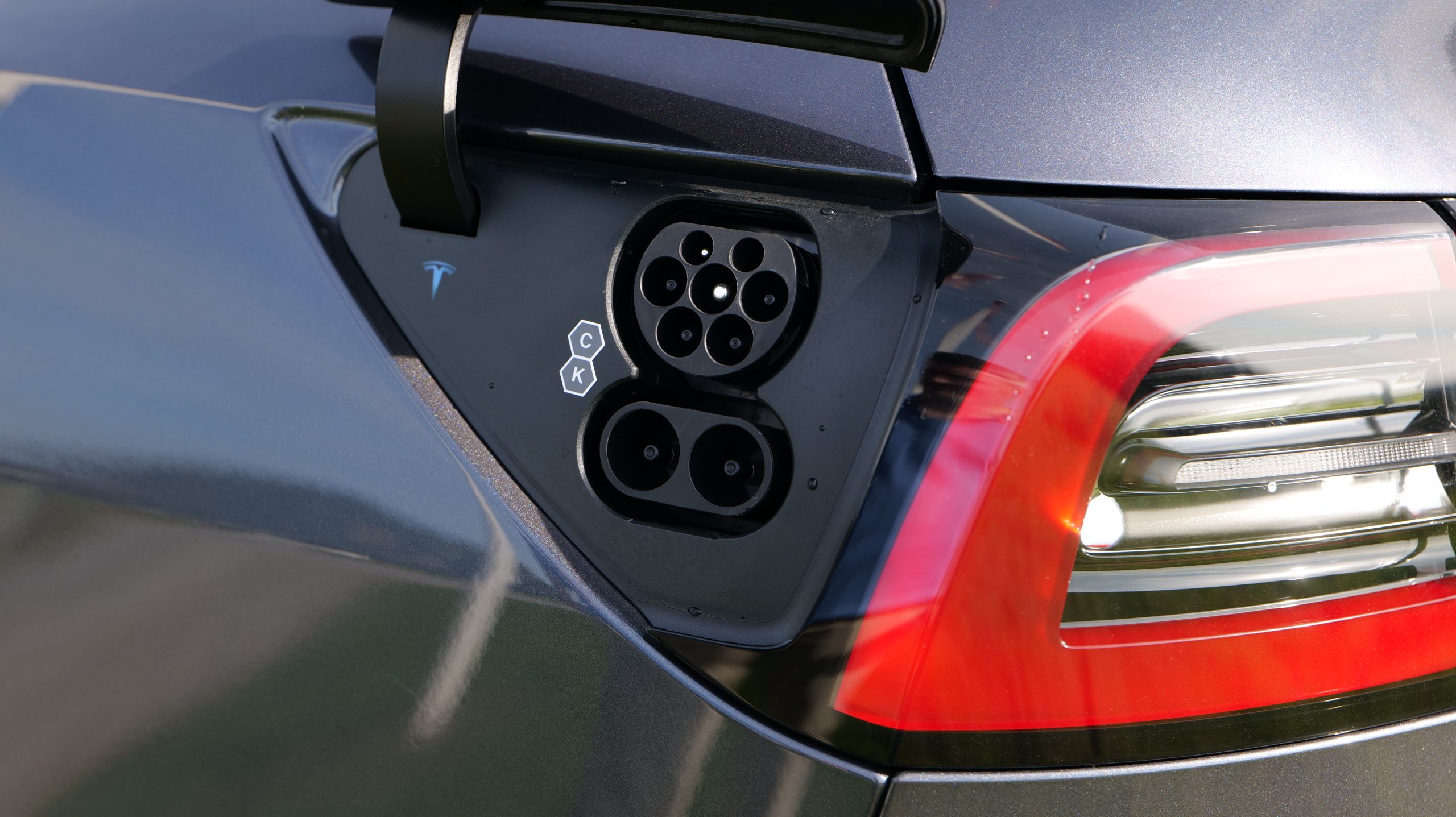 Tesla Model Y med Premium Sound 13 Tesla Model Y charger port scaled 1