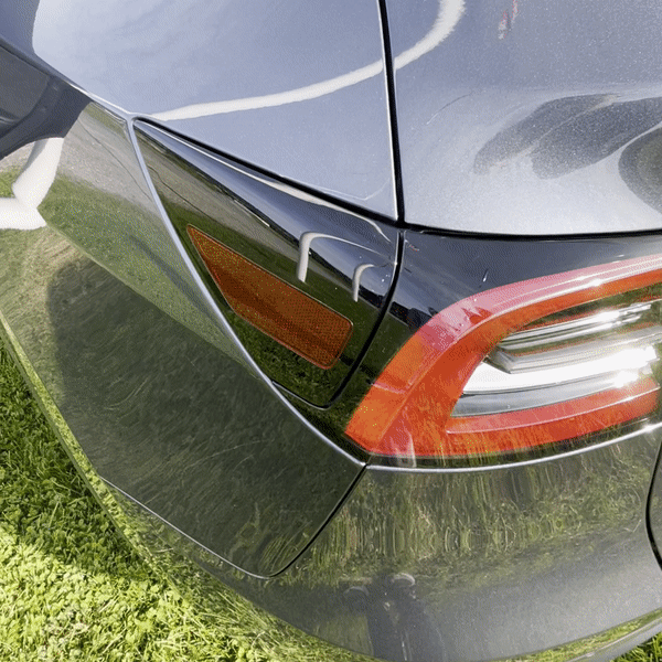 Tesla Model Y med Premium Sound 9 Tesla Model Y charging port