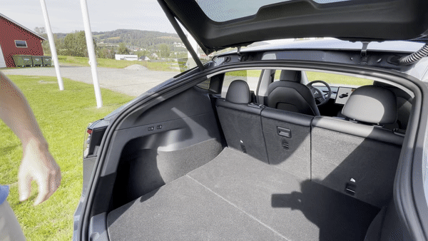 Tesla Model Y med Premium Sound 2 Tesla Model Y folding seats