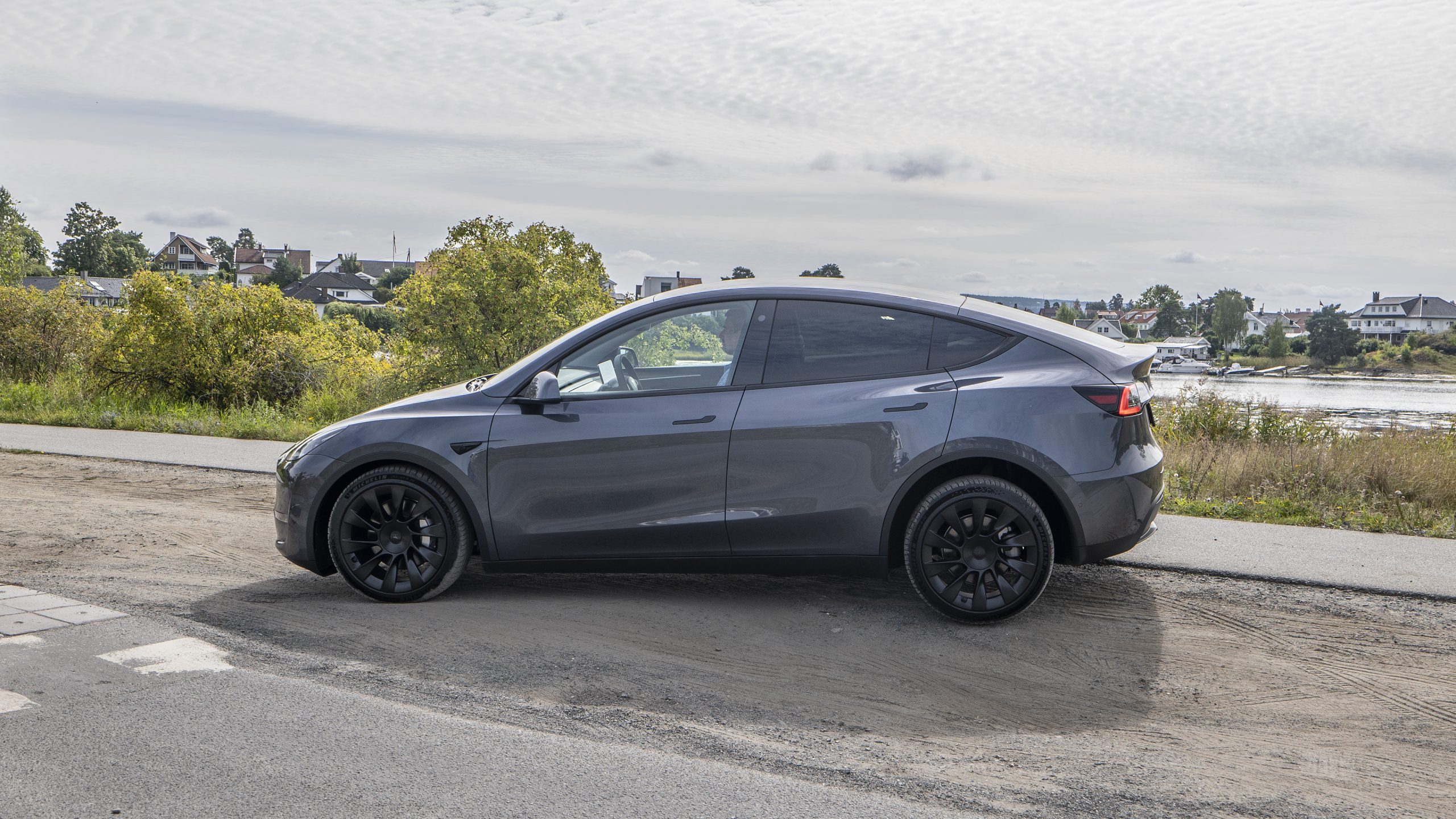 Tesla Model Y med Premium Sound 7 Tesla Model Y side