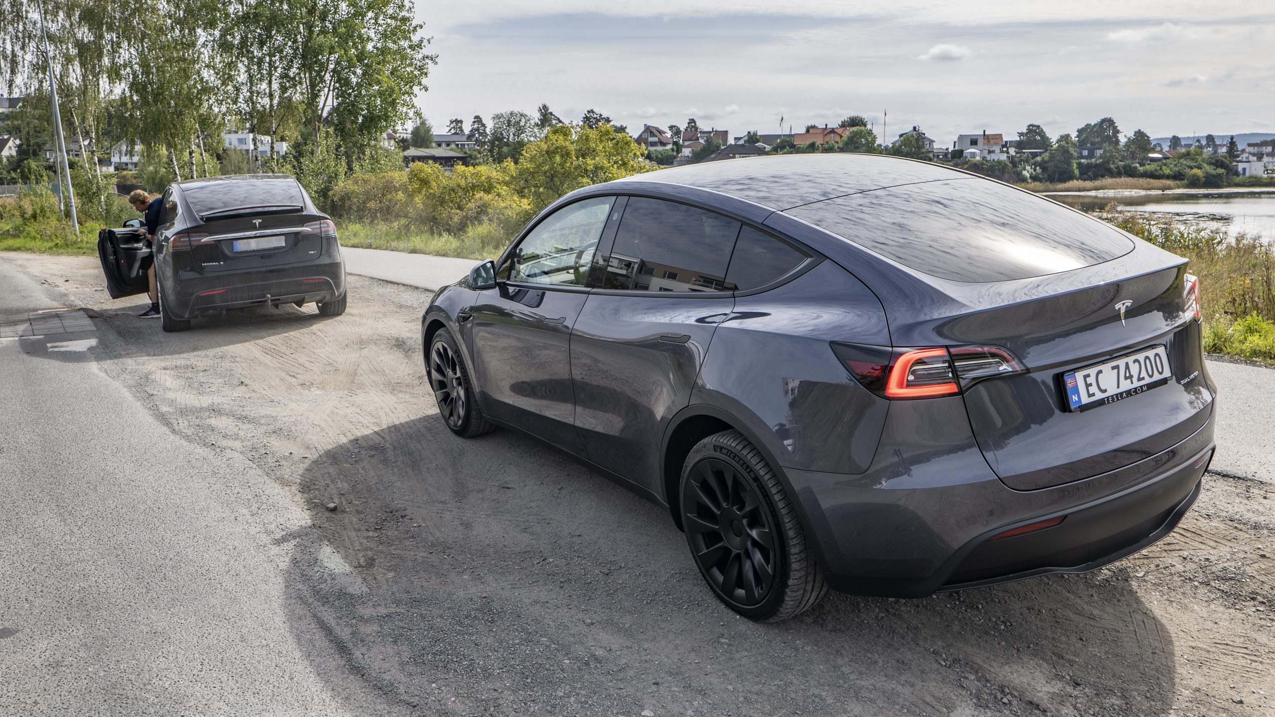 Tesla Model Y med Premium Sound 1 Tesla Model Y & spectator