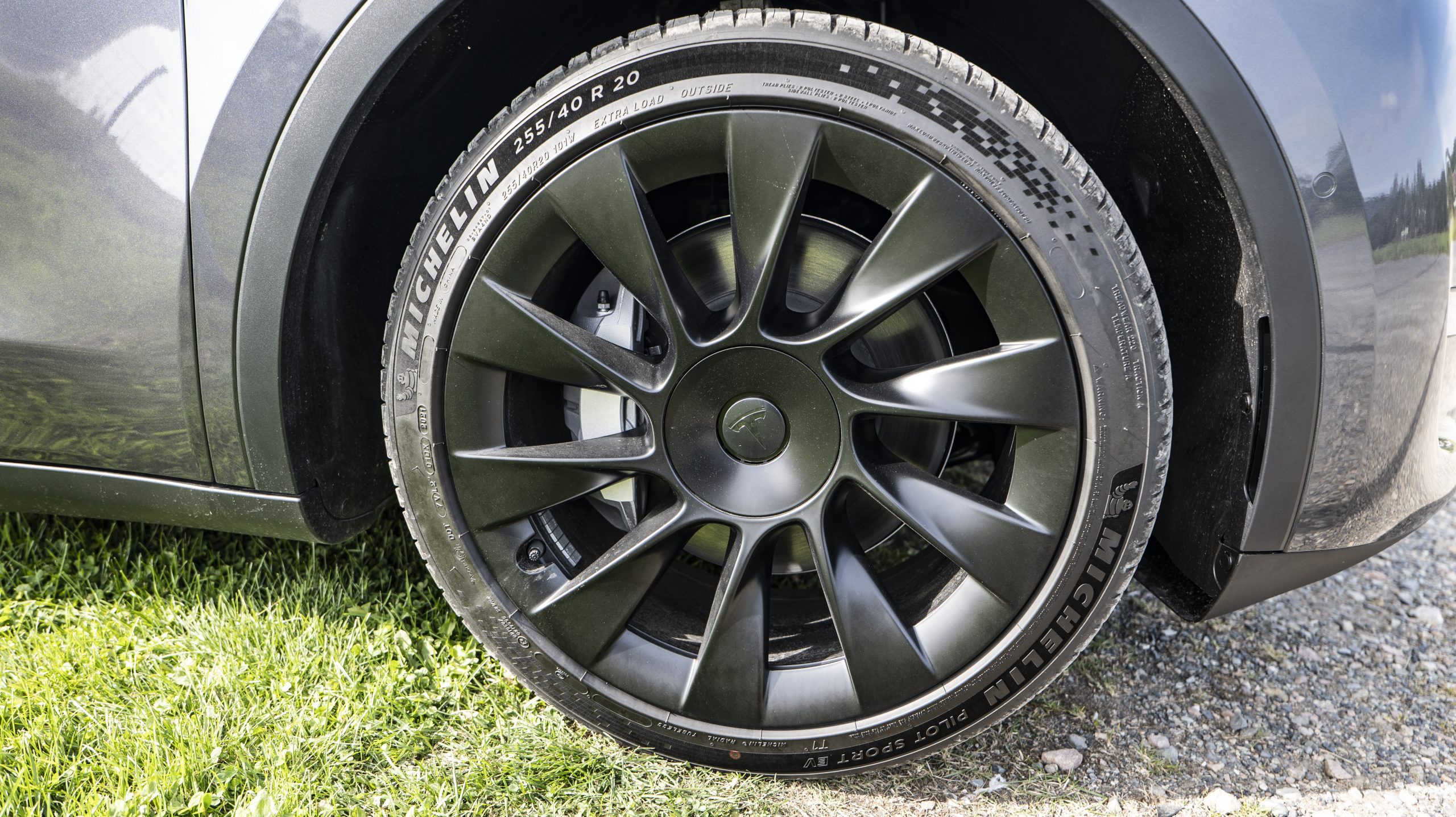 Tesla Model Y med Premium Sound 8 Tesla Model Y wheels