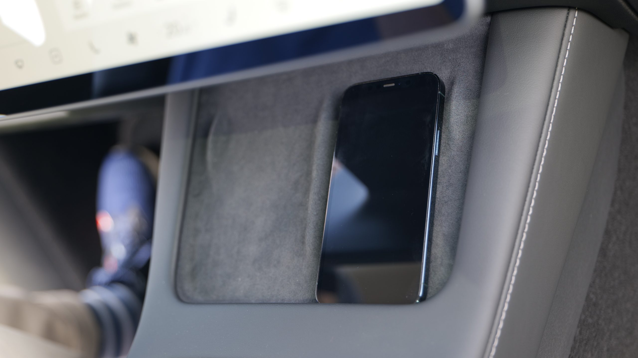 Tesla Model Y med Premium Sound 5 Tesla Model Y wireless charger