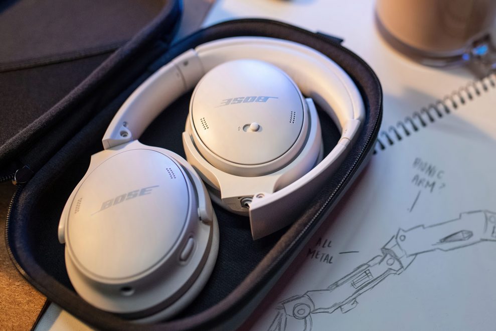 Bose QC45 white in case
