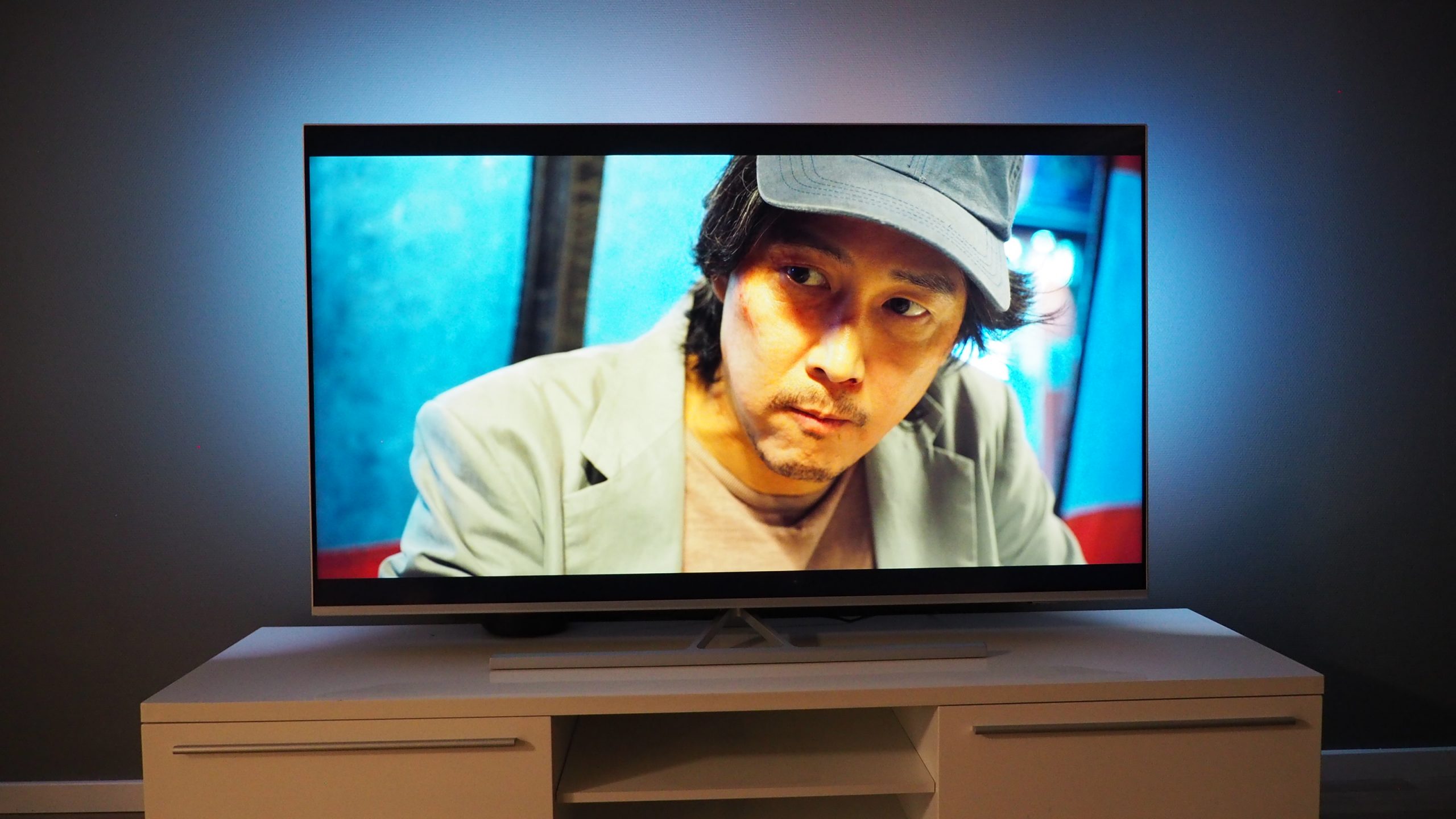TEST: Philips The One 65” – Ambilight gør forskel