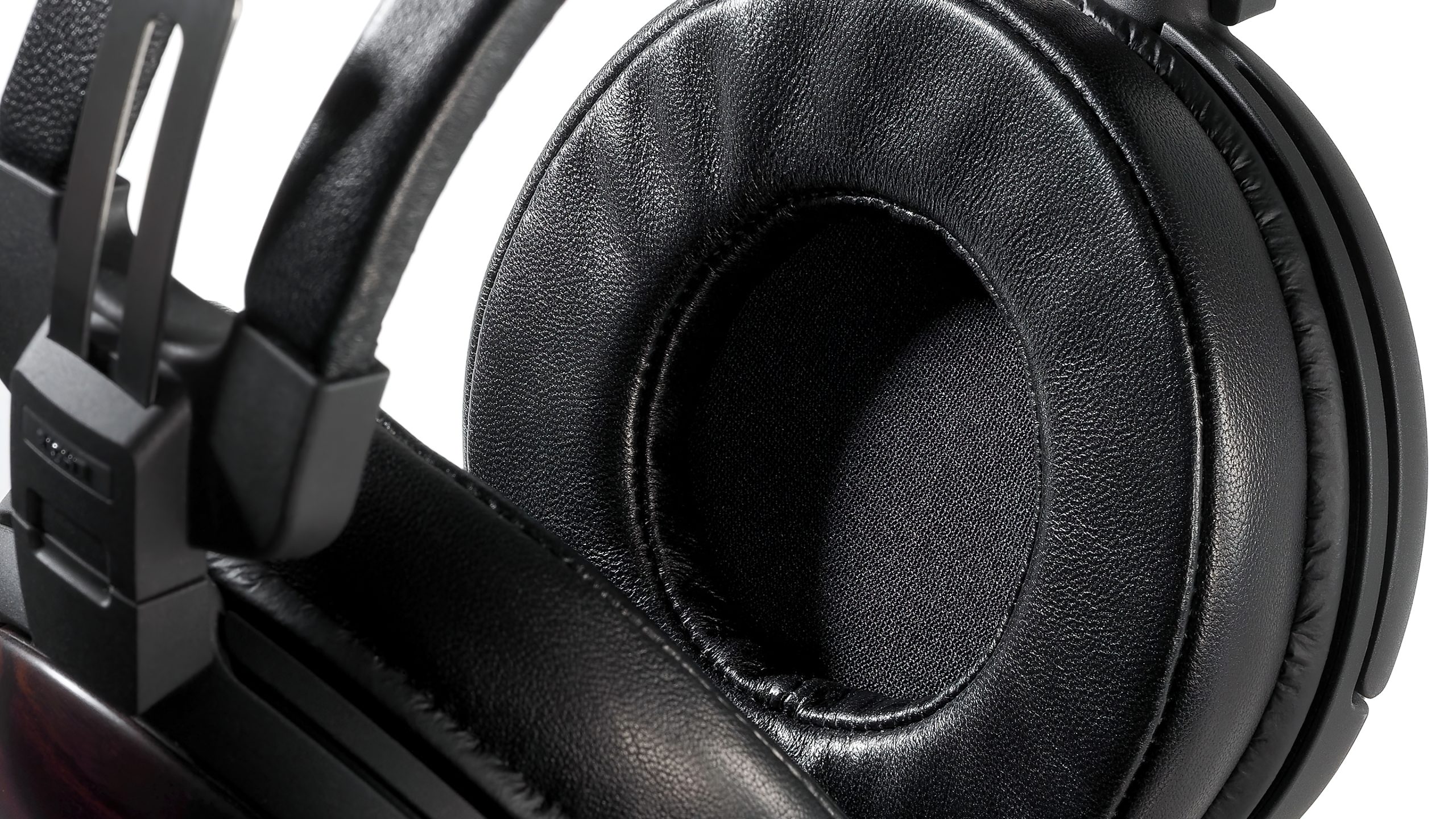 Audio-Technica ATH-AWKT (Kokutan) 3 Audio Technica Kokutan cushions scaled 1
