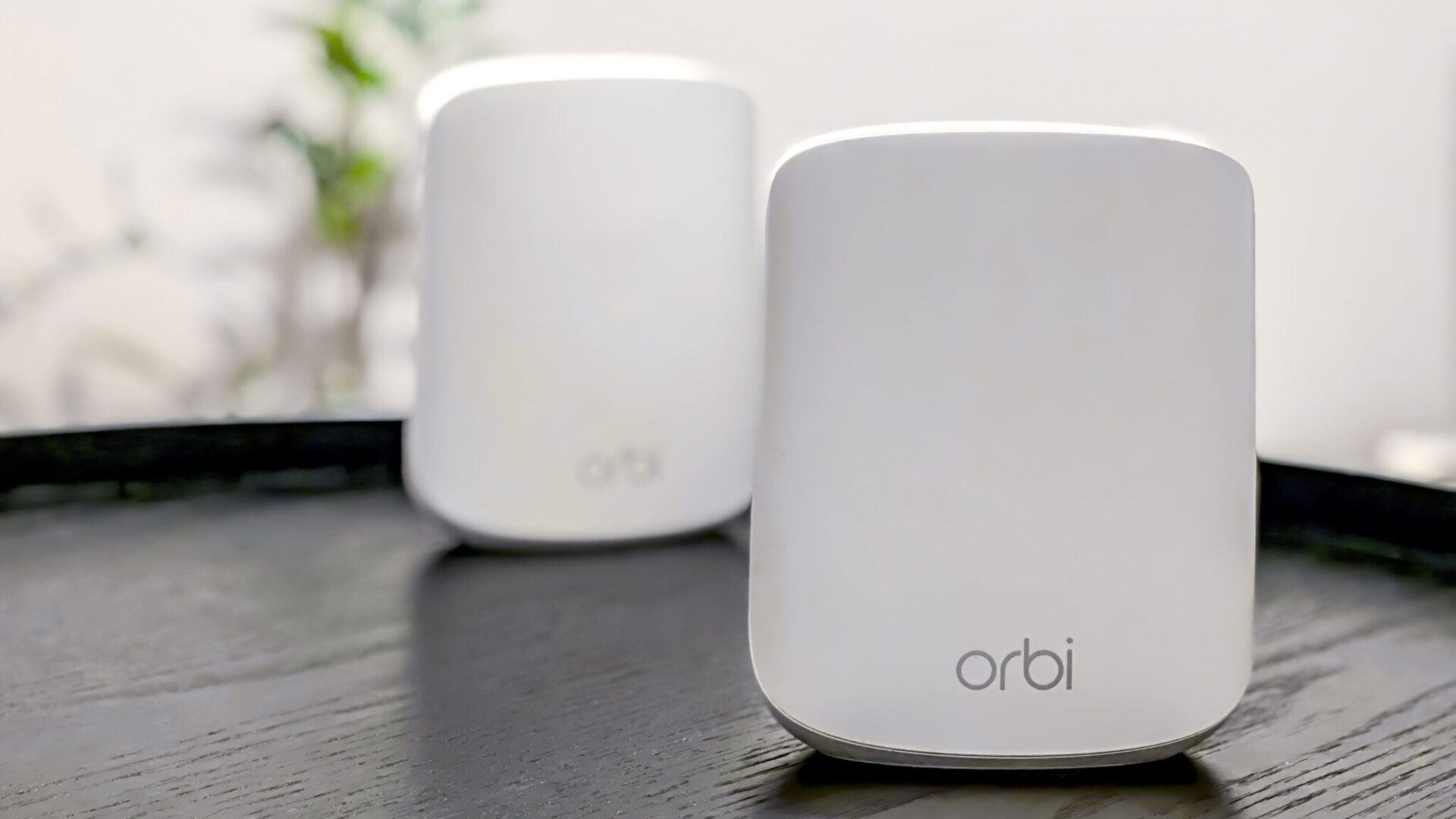 Netgear Orbi RBK352 AX1800 SPREAD 2048x1152 1