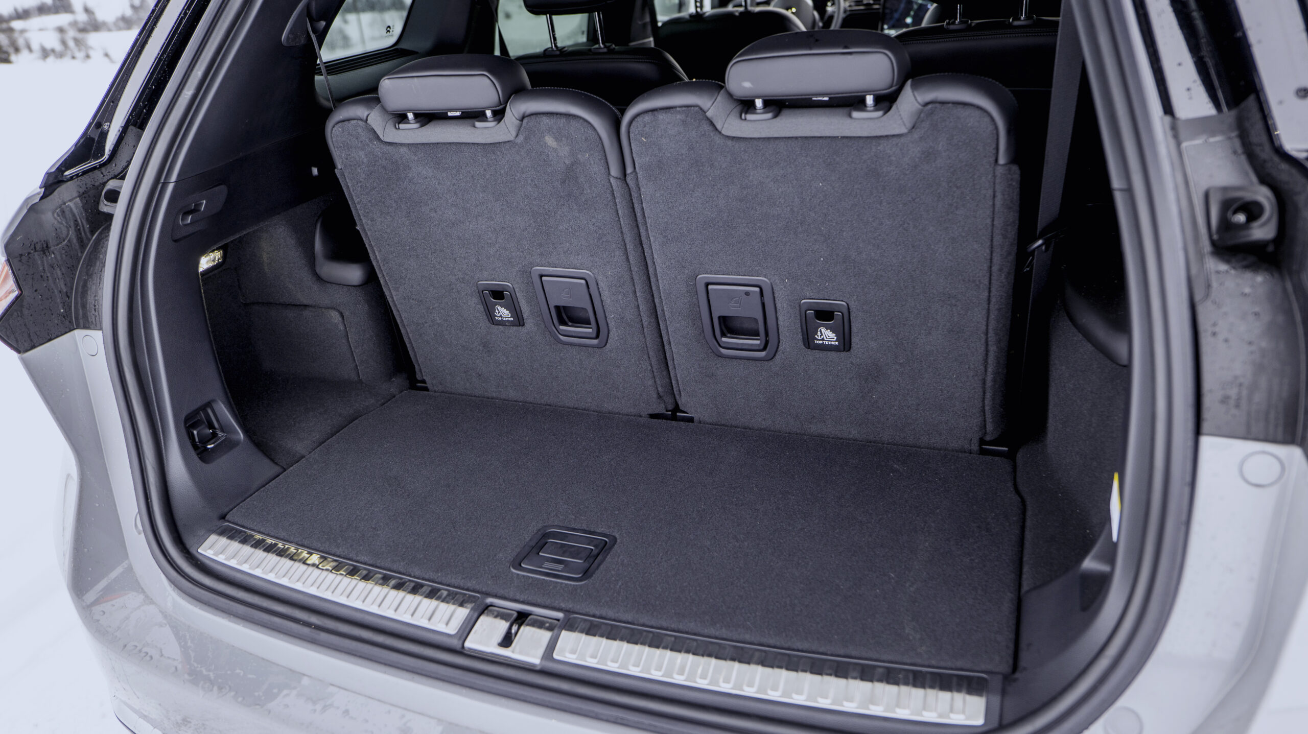 NIO ES8 trunk seats up