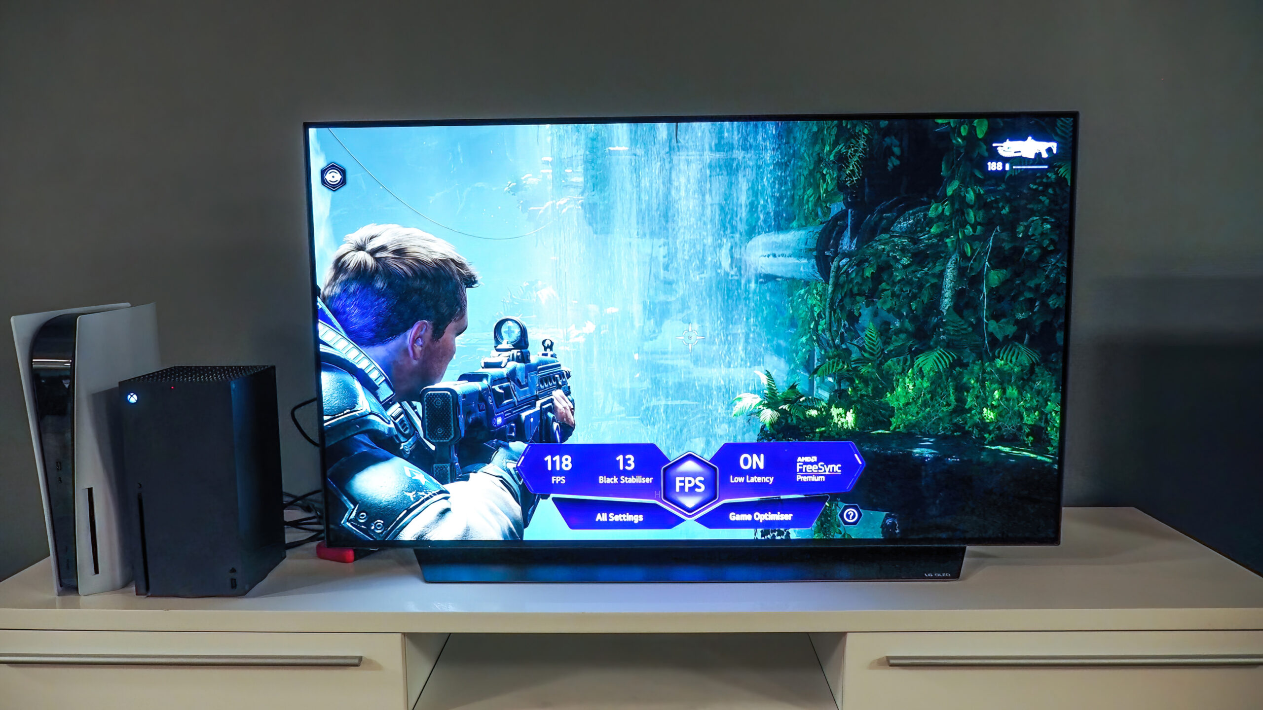 PS5 vs Xbox Series X lifestyel scaled 1 PS5 vs Xbox Series X lifestyel scaled 1