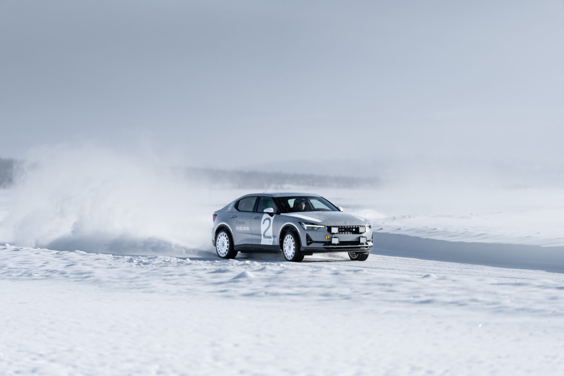 Ud og køre med Polestar 2 Arctic Circle