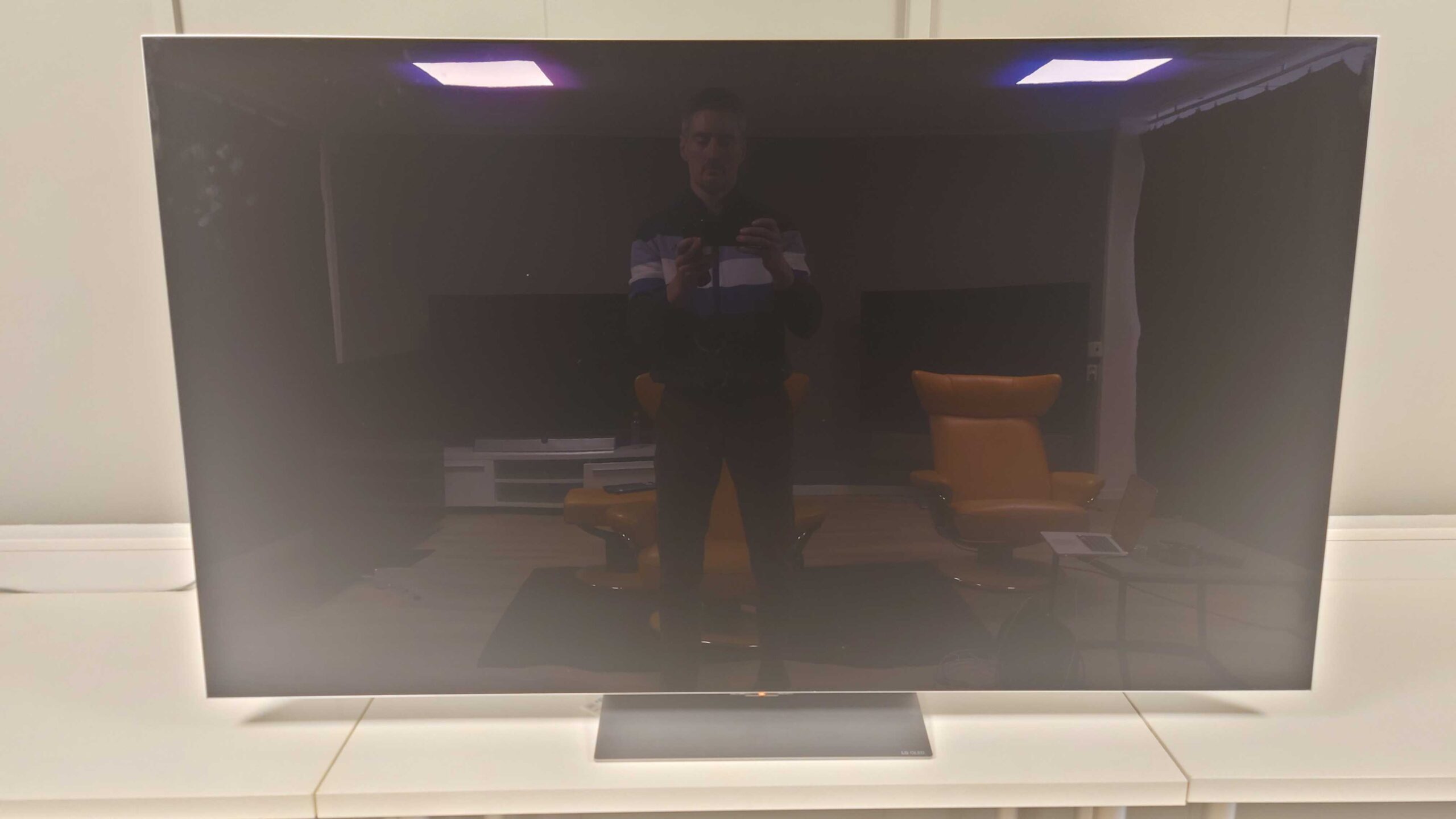 LG OLED G2 screen reflections LG OLED G2 screen reflections