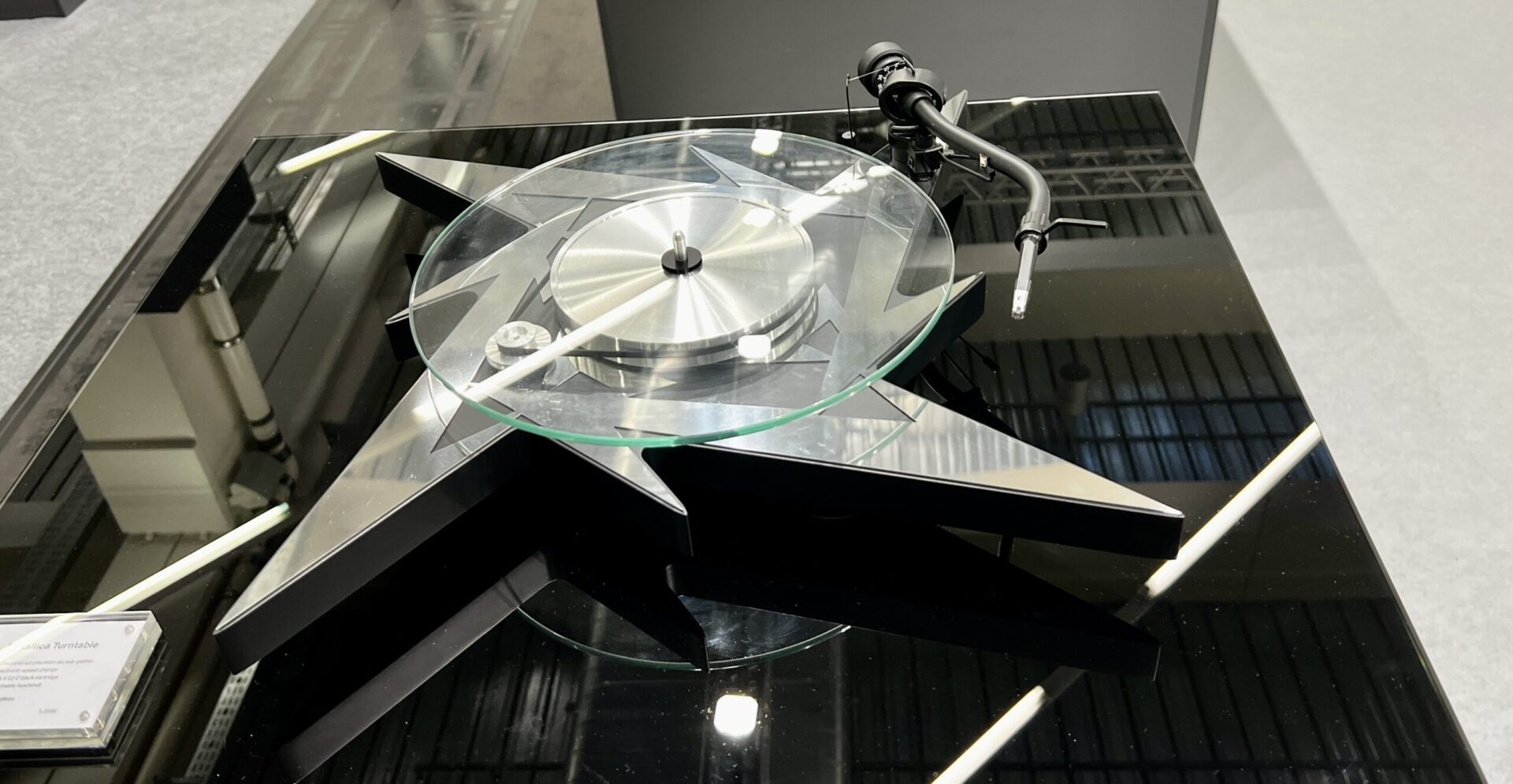 High End 2022: Pro-Ject Metallica Turntable