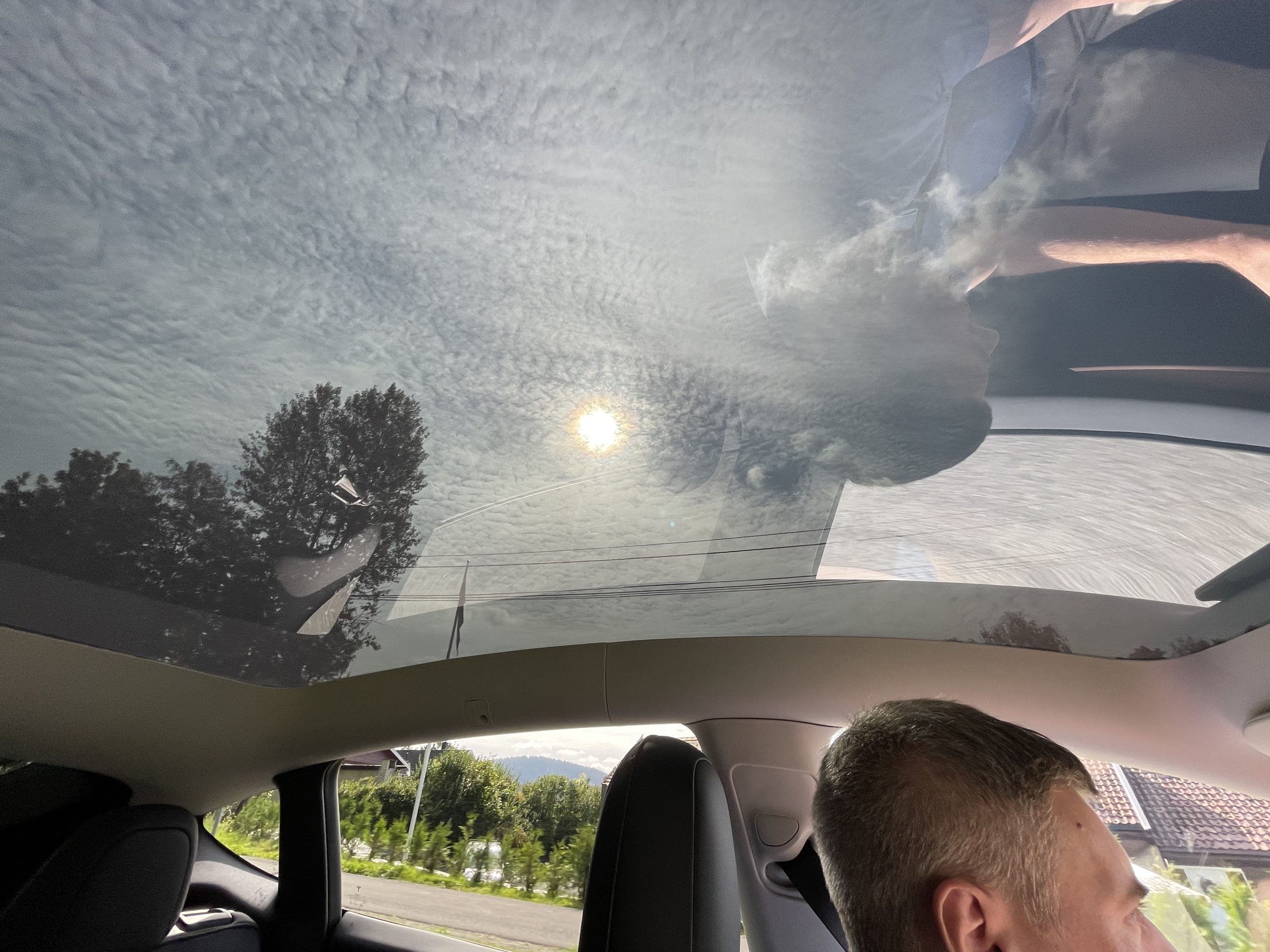 Tesla Model Y panorama roof