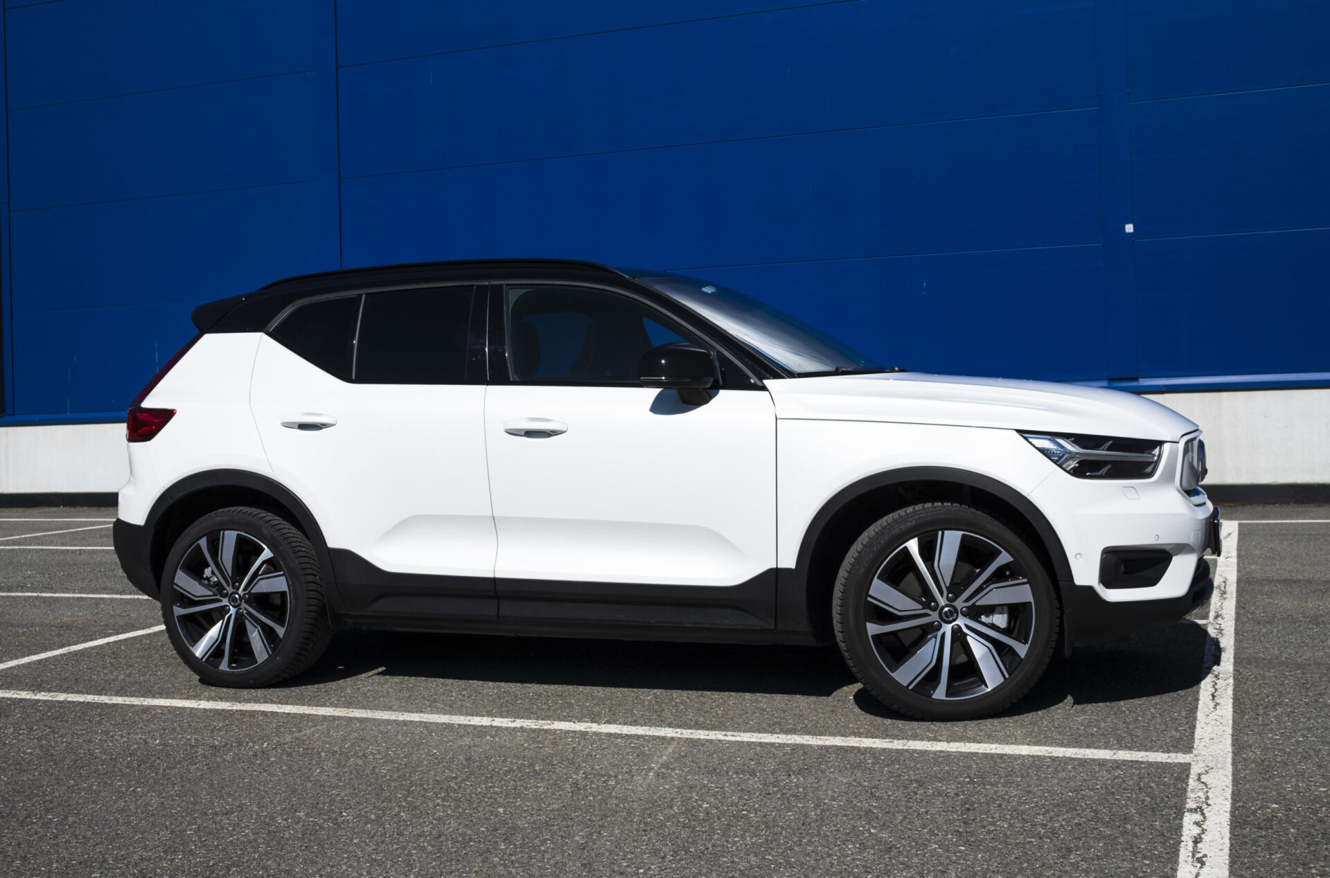 Volvo XC40 FWD side