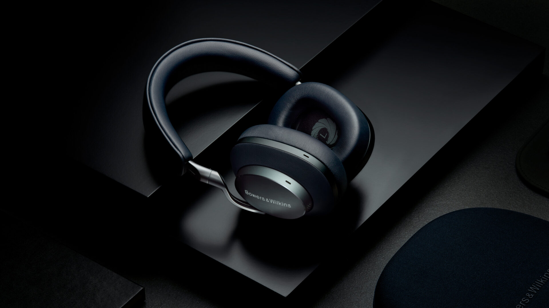 Bowers & Wilkins Px8 007 Edition: hovedtelefoner i “James Bond” udgave