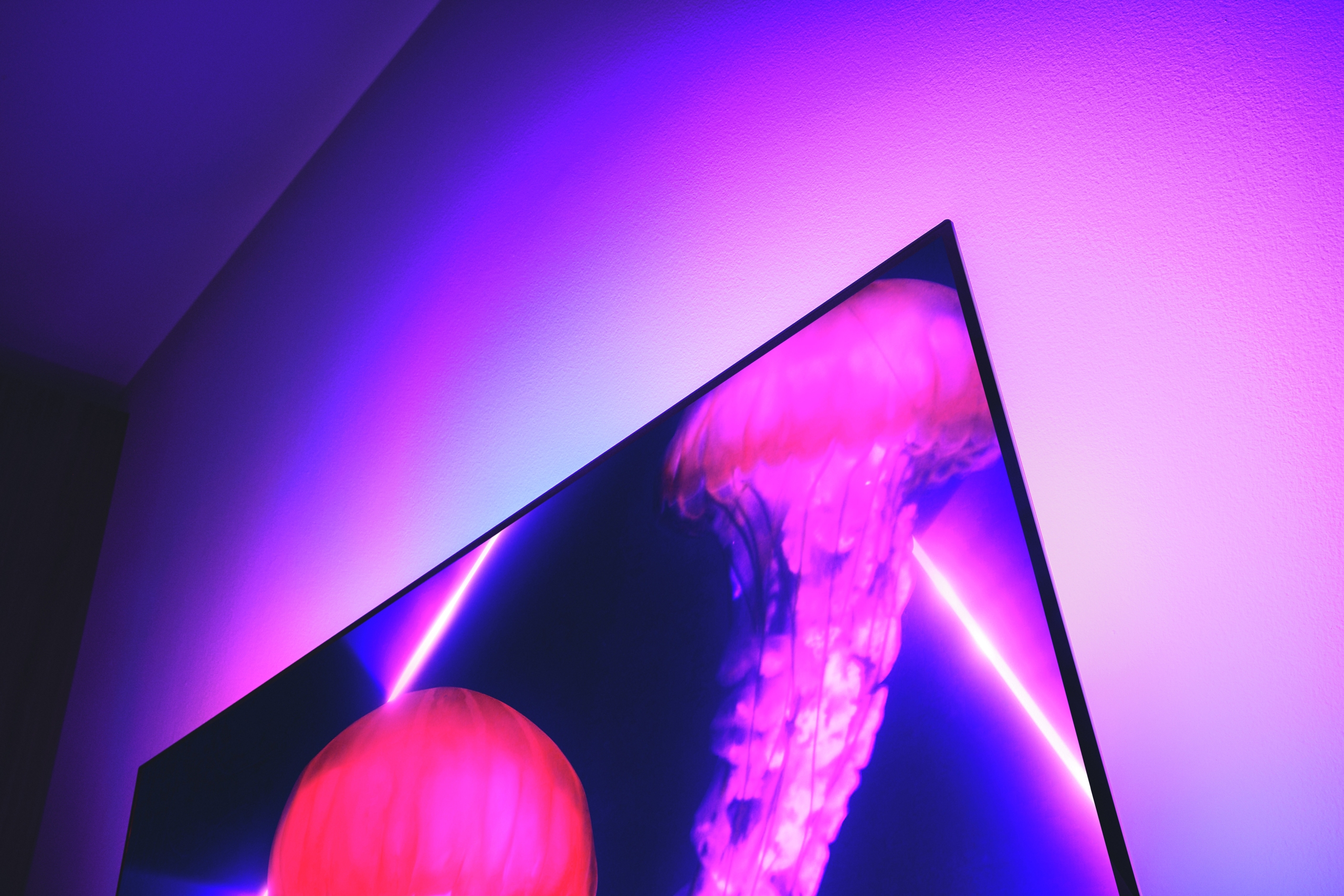 Philips OLED807 (65OLED807/12) 2 OLED807 OLED837 LIFESTYLE 03 RGB